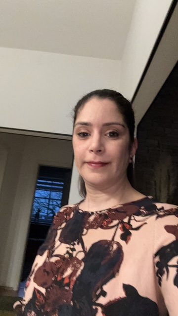 Frau mit blumigem Oberteil