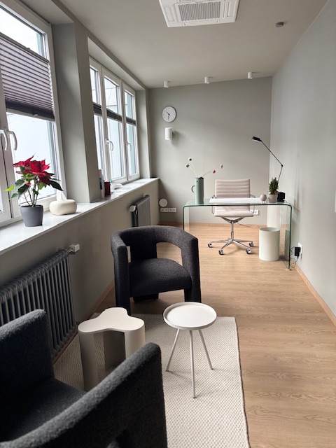Moderne Büroumgebung mit Pflanzen