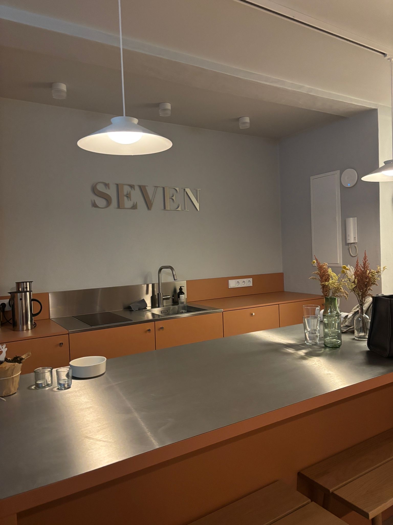 Moderne Küche mit „SEVEN“-Beschriftung